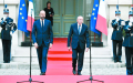 10月3日，法国总理菲利普（左）与前内政部长科隆（右）出席权力移交仪式。（AFP/Getty Images）