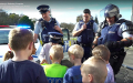 新西兰玛努考警察局给5岁小孩札卡里过生日。(视频截图)