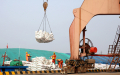江苏南通港正在卸载进口的大豆。（Getty Images）