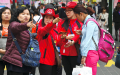 韩国旅游信息助手（红色）在首尔著名的明洞购物区引导大陆游客。（Getty Images）