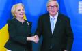 欧盟委员会主席容克（右）于去年12月5日在布鲁塞尔欧盟总部与罗马尼亚总理维奥丽卡•登奇勒（左）握手。（AFP/Getty Images）