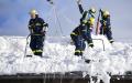 1月12日，德国工人在铲除房顶积雪。（Getty Images）