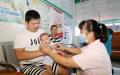 一位家长带宝宝接种疫苗。（Getty Images)