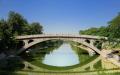 赵州桥是中国最著名的古桥，如今位于中国河北省赵县城南五里洨河。（公有领域）