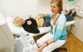 德国一位家庭医生在给病人看病。（Getty Images）