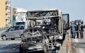 作案司机挟持车上师生为人质后，泼汽油纵火烧车，过程中还撞上前方的一辆汽车。事发后，巴士严重烧毁，所幸无人严重受伤。（AFP/Getty Images）