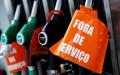 近日由于葡萄牙燃料运输司机举行大罢工，该国一度进入油荒。图为里斯本郊区的一个加油站，标语牌上写着“停止服务”。（AFP/Getty Images）