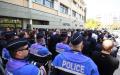 4月19日，警察聚集在蒙彼利埃市警察局为前一天自杀的同事致敬。（AFP/Getty Images）