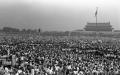 1989年5月，抗议活动持续进行，吸引了成千上万人，这是一些电视台报道画面。(刘建)