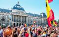 往届比利时国庆日期间，在布鲁塞尔皇宫前挥舞国旗并拍照的民众。（AFP/Getty Images)