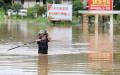 2019年6月9日一名男子在暴雨袭击后于广西的融安趟洪水。(AFP/Getty Images)  