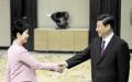 习近平与李小琳在2013年海南博鳌论坛上握手。（Getty Images）