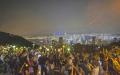 香港市民在狮子山顶高唱《让荣光归香港》。（摄影：周秀文/看中国）