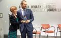 博罗梅蒂获得“彼德•麦克勒勇气与道德新闻奖”。（AFP/Getty Images）