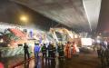 江苏无锡一高架桥10日晚间突然发生倒塌，过往车辆连人带车被压在桥下。