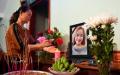 2019年10月26日，越南Nghe An省的房屋内，亲人在Bui Thi Nhung的肖像前燃香，她被认为是近日死于英国39人中的一员。（图片来源：NHAC NGUYEN/AFP via Getty Images）