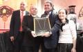 巴黎13区区长顾梅（右二）为大中华老板蔡平配（左二）颁发金筷子奖，法国国际旅游联合会会长杜吕克（左一），老板娘（右一）。（摄影：看中国）