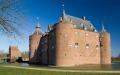 荷兰海尔德兰省拥有许多古典欧洲城堡，部分城堡归属于Geldersch Landschap & Kasteelen组织，由此组织进行统一修缮和维护。图为阿梅索耶城堡。（维基百科）