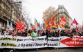 12月5日示威者拿着反对“退休改革”标语的横幅走上巴黎街头。（AFP/Getty Images）