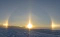 近日，新疆霍尔果斯的空中出现了3个太阳的幻日现象。（微博图片）