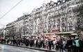 公交大罢工自12月5日起，巴黎地铁基本瘫痪，乘客们在公交车站台等车。（AFP/Getty Images）