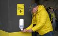 武汉肺炎在德国爆发，图为2月29日，德甲联赛观众洗手消毒。（AFP via Getty Images）