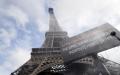 疫情严峻，3月13日晚巴黎三大著名景点——卢浮宫、凡尔赛宫和埃菲尔铁塔分别关闭，直至新决定出台。图为埃菲尔铁塔。（AFP via Getty Images）