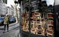巴黎一家咖啡店在法国实行抗疫措施后关门停业。（AFP/Getty Images）