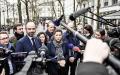法国总理菲利普（前排左二）于3月10日前往支持身旁的法国前卫生部长布赞女士竞选巴黎市长。（AFP/Getty Images）