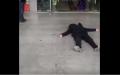 一名黑衣人躺在通山县政府大门口（图片来源：视频截图）