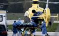  法国身穿防护服的医务人员于2020年4月2日在巴黎奥利机场将感染了中共病毒(COVID-19)的重症患者装载到EC-135的欧洲直升机上，以便将病人转移到其他医院进行救治。(PHILIPPE LOPEZ/AFP via Getty Images)