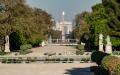 法国宣布限足令后，4月9日空旷的巴黎杜乐丽花园（Jardin des Tuileries），后面是方尖碑和凯旋门。（AFP via Getty Images）