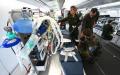 3月31日，法国空军的摩耳甫空中军事医院（空中客车A330凤凰号飞机）从米卢斯飞往德国汉堡运送被冠状病毒感染的患者。军方医护人员在飞机起飞前做最后检查。（AFP/Getty Images）