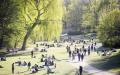 疫情在德国放缓，4月18日，柏林公园里人们享受午后暖阳。（AFP via Getty Images）