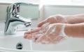 用肥皂和温水勤洗手，可以起到消灭病毒的作用。（123RF）