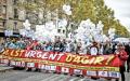 2019年11月，巴黎街头呼吁建立“公立医院紧急计划”的游行队伍，横幅上写着“迫在眉睫”。（AFP/Getty Images）