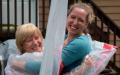 武汉肺炎疫情期间，卡洛琳·埃利斯（右）拥抱母亲苏珊·瓦特斯。（图片来源：JORGE UZON/AFP/Getty Images）