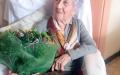 布拉尼亚斯老婆婆接受献花，她被认为是西班牙最高龄长者，更可能是唯一一位战胜冠状病毒的超级人瑞。