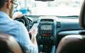 从5月22日开始，对开车持手机者的惩罚不再只是扣分罚款，视情节严重，驾照或被当场扣押。（123RF)