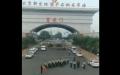 疫情异乎寻常，北京当局出动了大批武装人员接管有疫情源头嫌疑的新发地批发市场。（图片来源：视频截图）