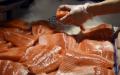 官方指病毒源头与“新发地农产品市场”的三文鱼有关，但现在商家则发声明称店内都是“国产鱼”。（图片来源： PETER PARKS/AFP via Getty Images）