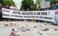 6月17日，数百名警察汇集在巴黎警察局门口打出横幅，将手铐、警徽搁置地面，以要求获得工作认可。（AFP/Getty Images）