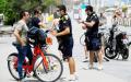 加泰罗尼亚警察要求民众戴口罩。（AFP via Getty Images）