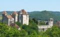 屈尔蒙特镇远景中的圣-希勒尔城堡和普拉斯城堡（MOSSOT/维基百科CC BY-SA 3.0）