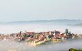 被清晨浮云环绕的多姆小镇（Ghezoart/维基百科CC BY-SA 3.0）