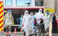 在波尔多火车站，医护人员抢救护送感染Covid-19病毒的病人（AFP/Getty Images）