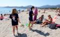 2020年7月24日，在法国南部佩皮尼昂附近的Argelès-sur-Mer海滩上，由于法国面临COVID-19病例的激增，法国公民服务机构的成员向度假者宣传遵守安全距离，以及沙滩卫生规则。（AFP/Getty Images）