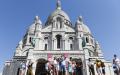8月11日，在巴黎圣心大教堂前，头戴口罩的游客。（ALAIN JOCARD/AFP via Getty Images）