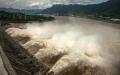  2020年7月19日，三峡大坝在泄洪。（图片来源：STR/AFP/Getty Images）