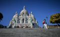 9月14日，一位戴口罩的游客从巴黎圣心大教堂前走过。（Kiran Ridley/Getty Images）